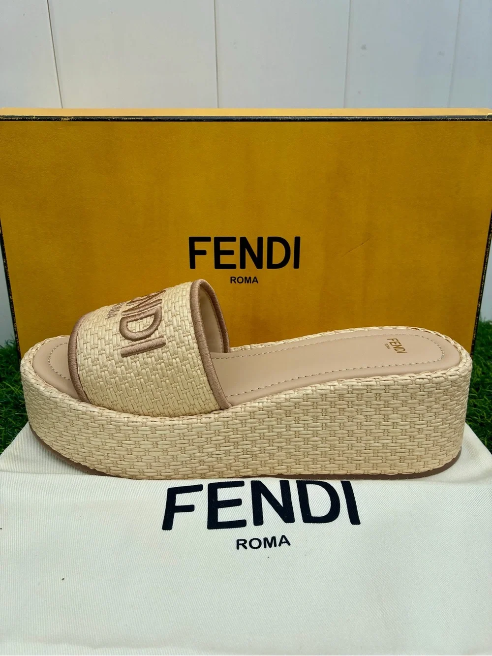 FENDI SUNSHINE NATURAL RAFFIA PLATFORM SLIDE SANDALS EMBROIDERED LOGO SZ 40 NEW